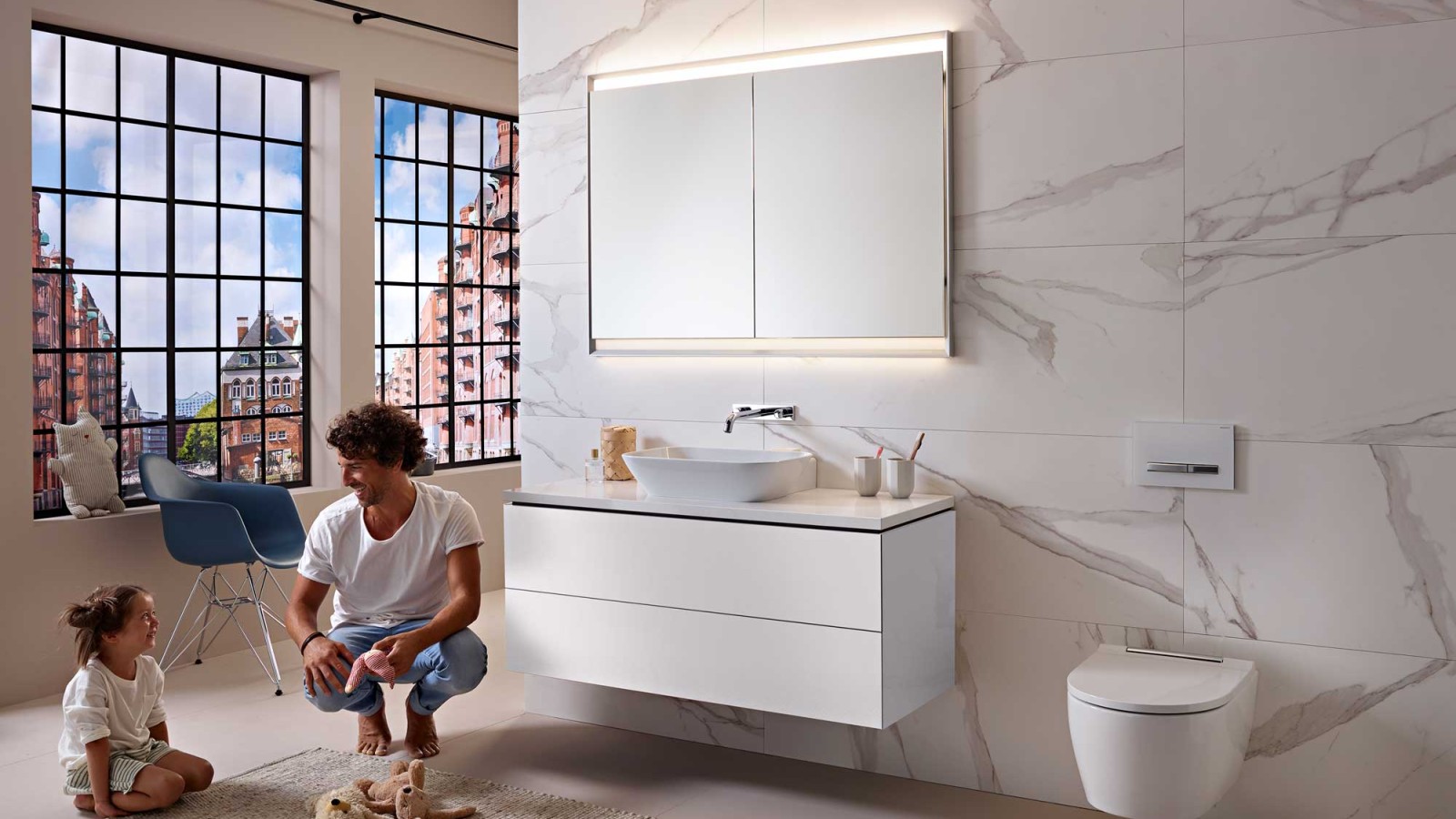Uomo e bambino in un bagno bianco della serie Geberit ONE Uomo e bambino in un bagno bianco della serie Geberit ONE