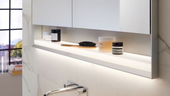Armoire de toilette Geberit ONE avec concept d’éclairage Geberit ComfortLight