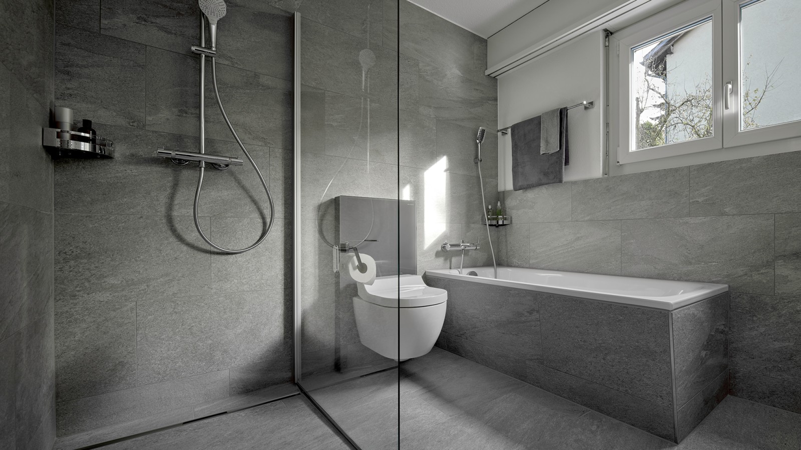 WCdouche entre une douche de plain-pied et une baignoire WCdouche entre une douche de plain-pied et une baignoire