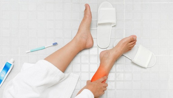 Risque de chute dans la salle de bains – il est important de choisir les bons matériaux Risque de chute dans la salle de bains – il est important de choisir les bons matériaux