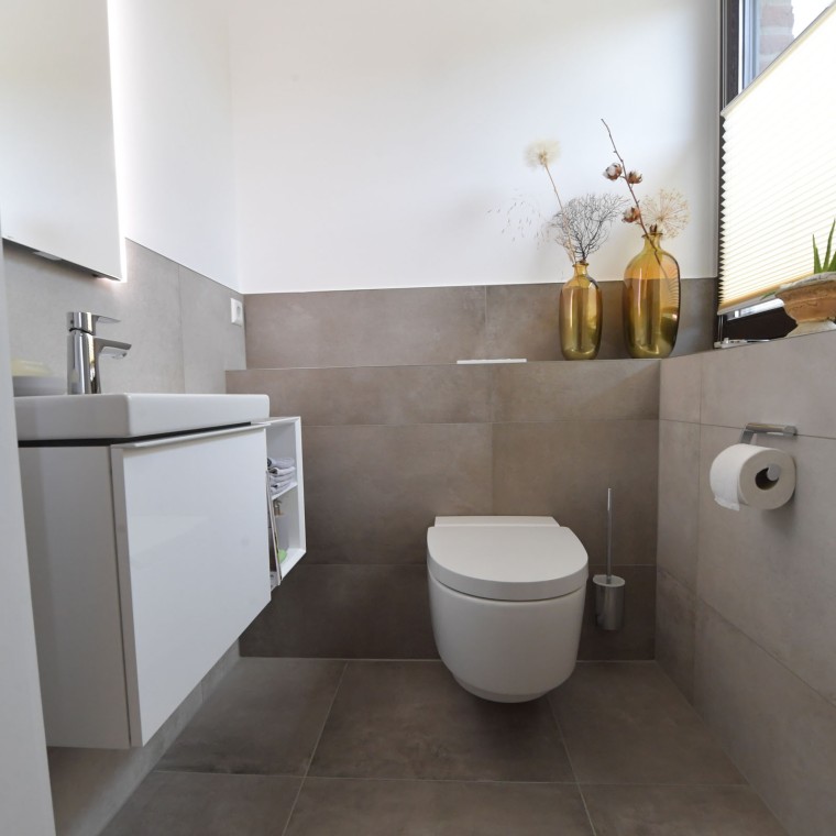 Vue sur le WCdouche Geberit AquaClean Mera Classic et le lavabo Vue sur le WCdouche Geberit AquaClean Mera Classic et le lavabo