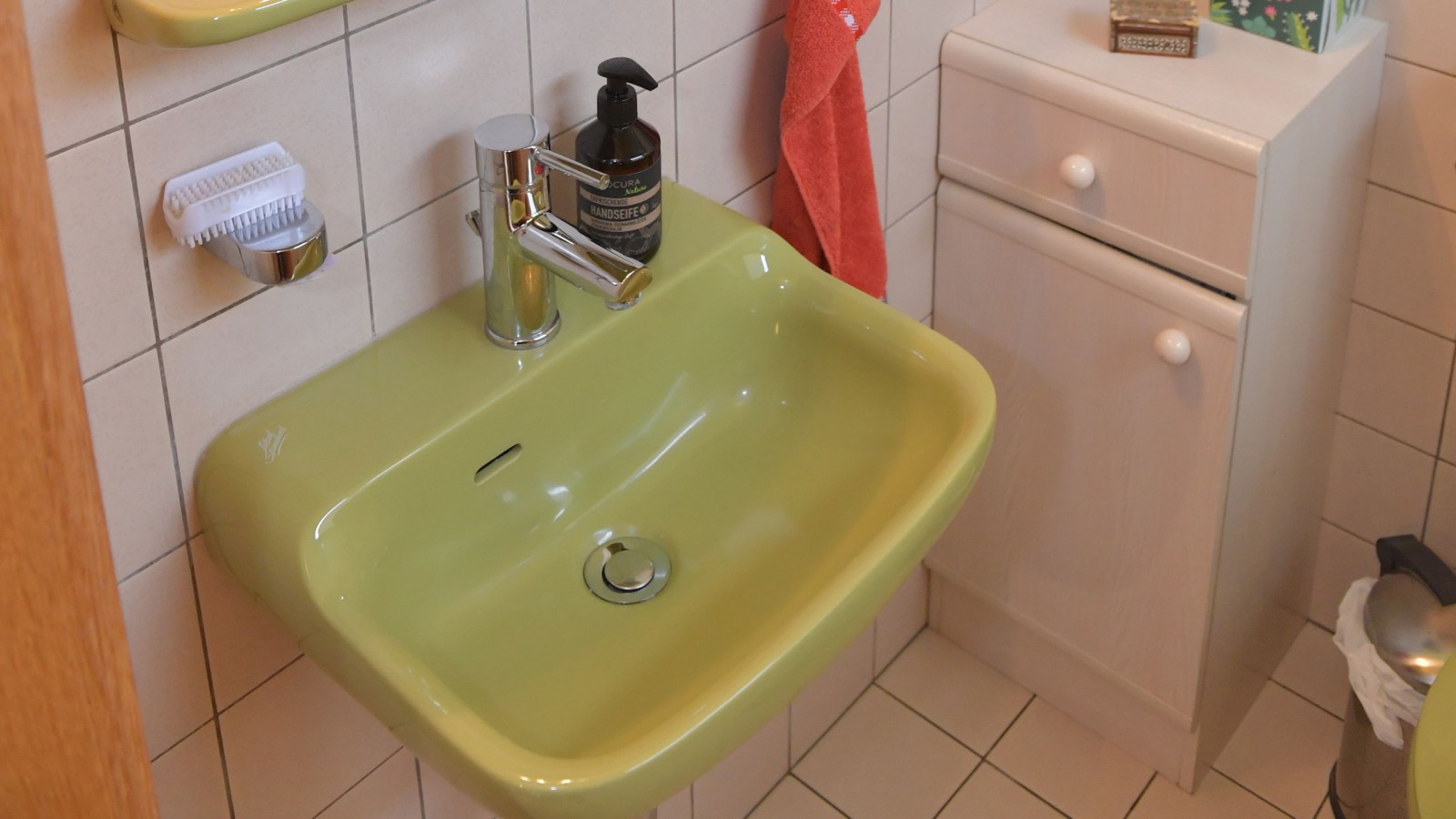 Il bagno degli ospiti con un piccolo armadietto e un lavabo Il bagno degli ospiti con un piccolo armadietto e un lavabo