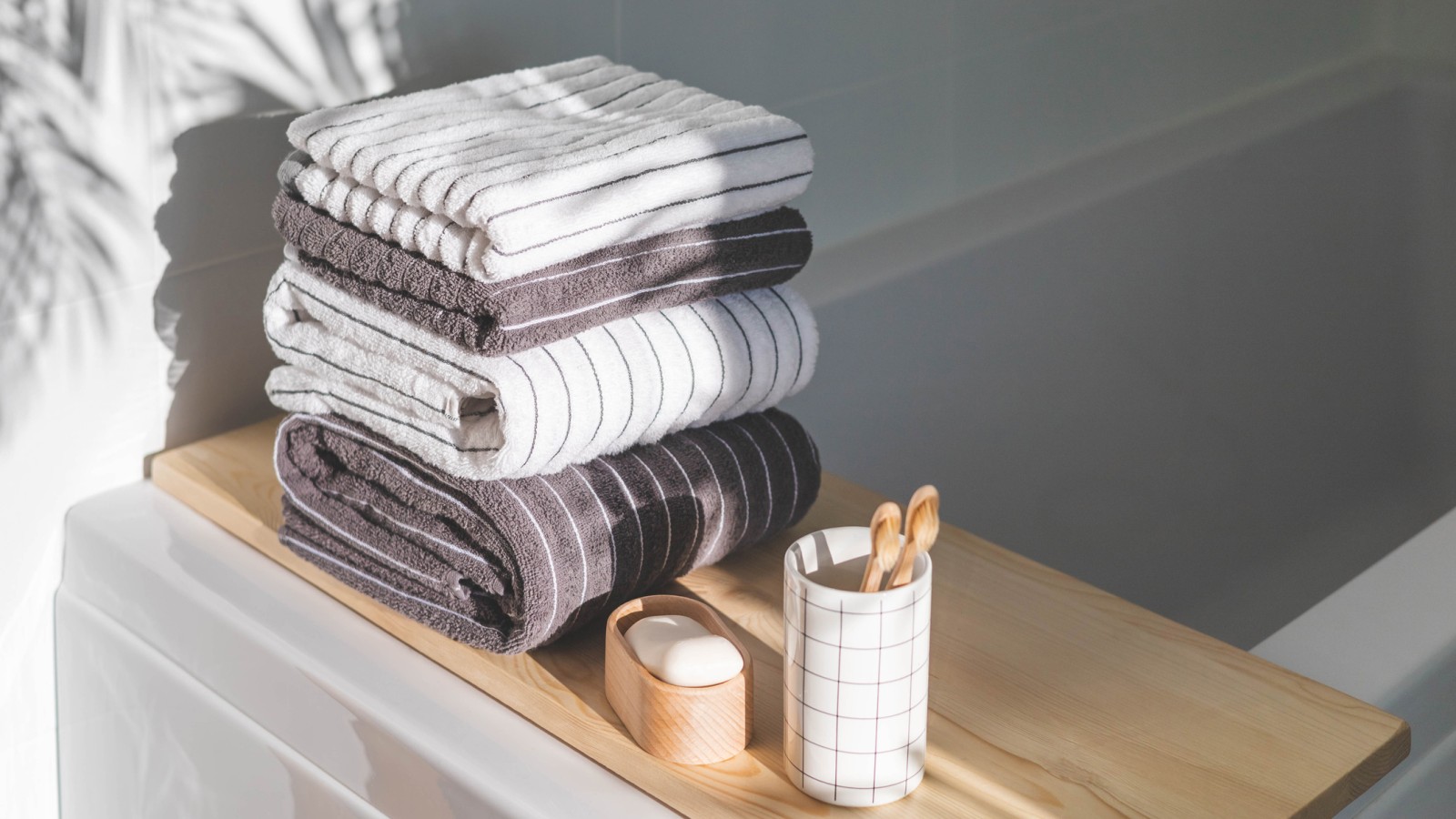 Asciugamani a righe in un bagno bianco (© iStock) Asciugamani a righe in un bagno bianco (© iStock)