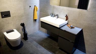 Aspetto puristico con cromo nero in bagno