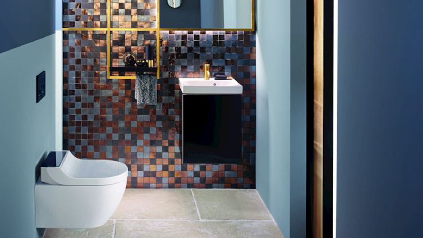 Le tonalità dell'oro e del rame conferiscono a questo bagno per gli ospiti il suo calore Le tonalità dell'oro e del rame conferiscono a questo bagno per gli ospiti il suo calore