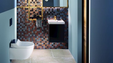 Le tonalità dell'oro e del rame conferiscono a questo bagno per gli ospiti il suo calore Le tonalità dell'oro e del rame conferiscono a questo bagno per gli ospiti il suo calore