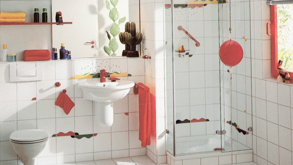 Une salle de bains avec douche séparée et des touches de couleur fantaisie sur les carreaux était considérée comme très chic