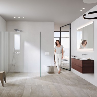 Frau im weissen Badezimmer
