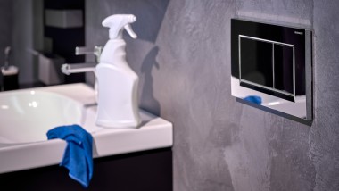 Un produit de nettoyage et un chiffon dans une salle de bain propre
