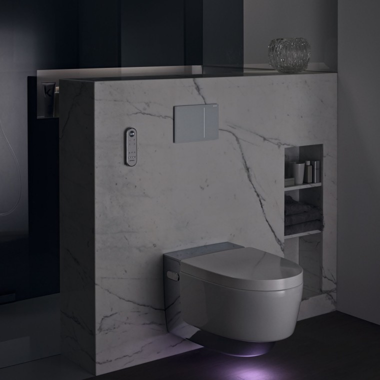 Geberit AquaClean Mera Comfort in cromo con luce di cortesia (© Geberit) Geberit AquaClean Mera Comfort in cromo con luce di cortesia (© Geberit)