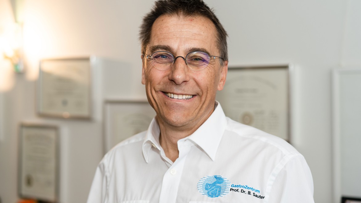 Ritratto Prof. Dr. Bernhard Sauter, medico specialista in medicina interna e gastroenterologia (© Julia Dunlop)
