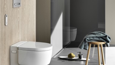 Dusch-WC Geberit AquaClean Mera Comfort mit Fernbedienung und Betätigungs-platte Sigma50 (© Geberit)