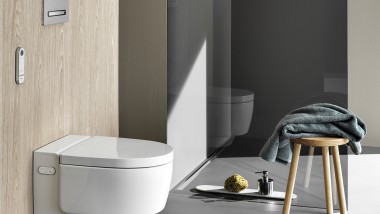 WCdoccetta Geberit AquaClean Mera Comfort con comando d'uso a distanza e placca di comando Sigma50 (© Geberit)