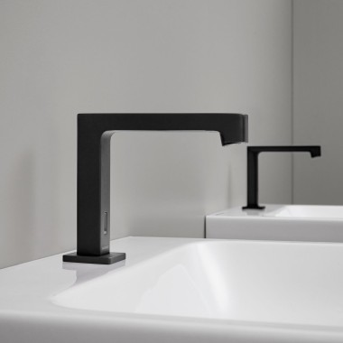 Robinet monobloc électronique Geberit Brenta noir mat dans un espace WC public