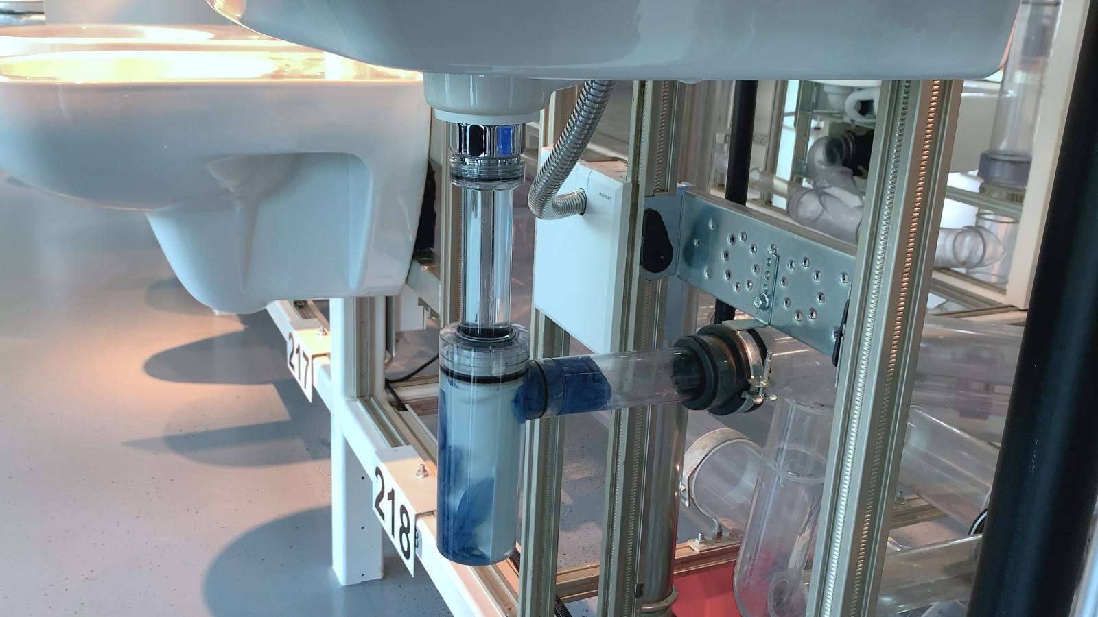 Verstopfter Tauchrohrsiphon am Waschbecken Verstopfter Tauchrohrsiphon am Waschbecken