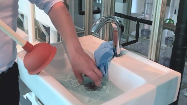 L’eau présente dans le lavabo ne s’écoule plus