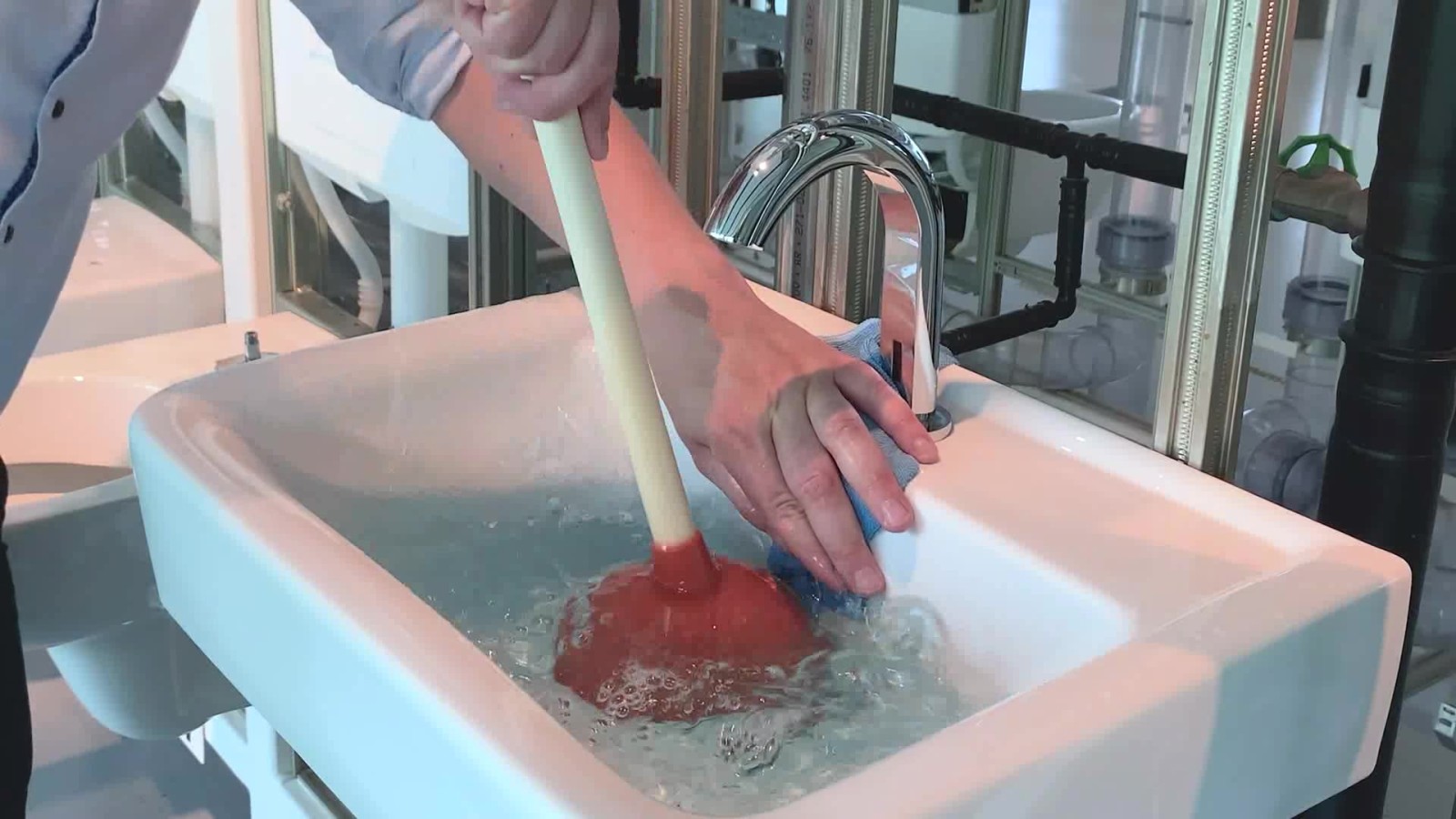 Lo sturalavandini a ventosa viene mosso su e giù Lo sturalavandini a ventosa viene mosso su e giù