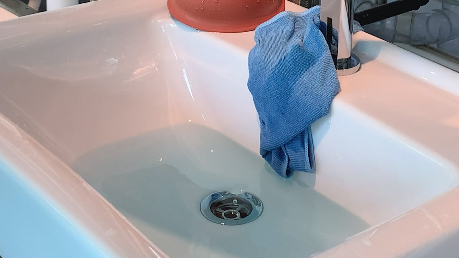 L’acqua defluisce dal lavabo L’acqua defluisce dal lavabo