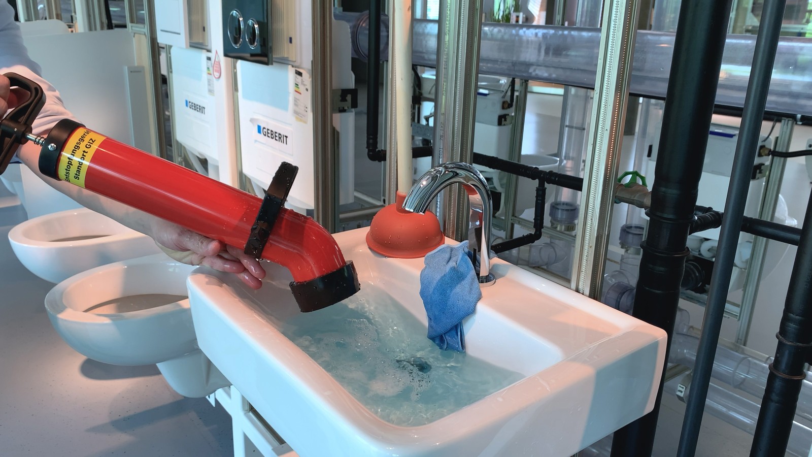 Uno sturalavandini a pressione in uso Uno sturalavandini a pressione in uso