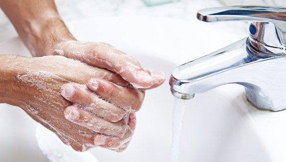 Le lavage des mains au lavabo