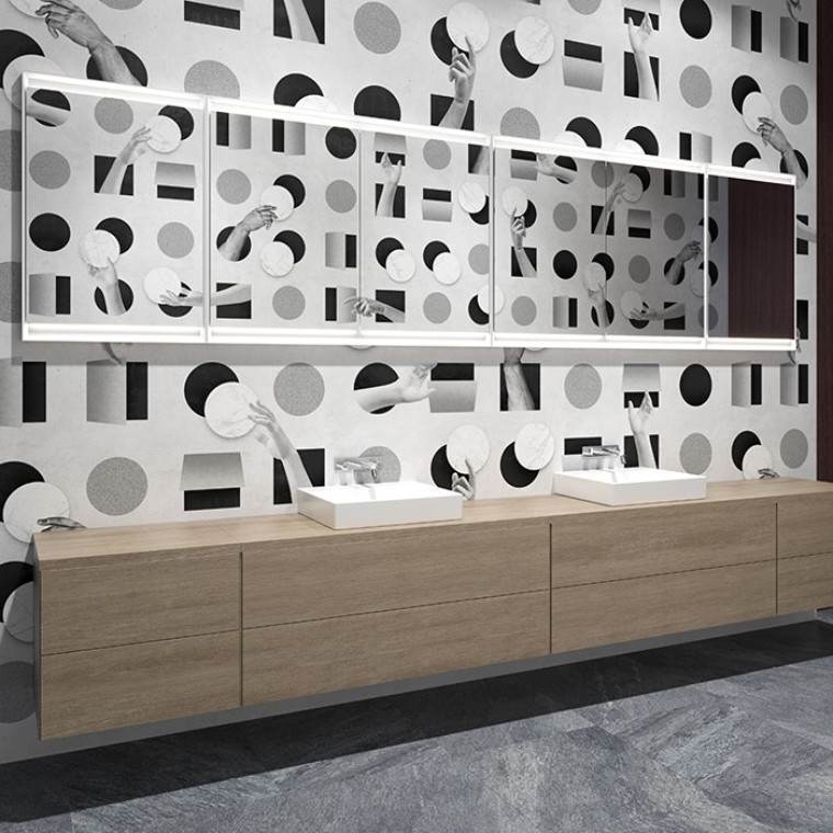 Waschplatz mit Geberit ONE Spiegelschränken und Möbeln in Holzoptik (©Bloomrealities/HTA für H.O.M.E. Haus 2022) Waschplatz mit Geberit ONE Spiegelschränken und Möbeln in Holzoptik (©Bloomrealities/HTA für H.O.M.E. Haus 2022)