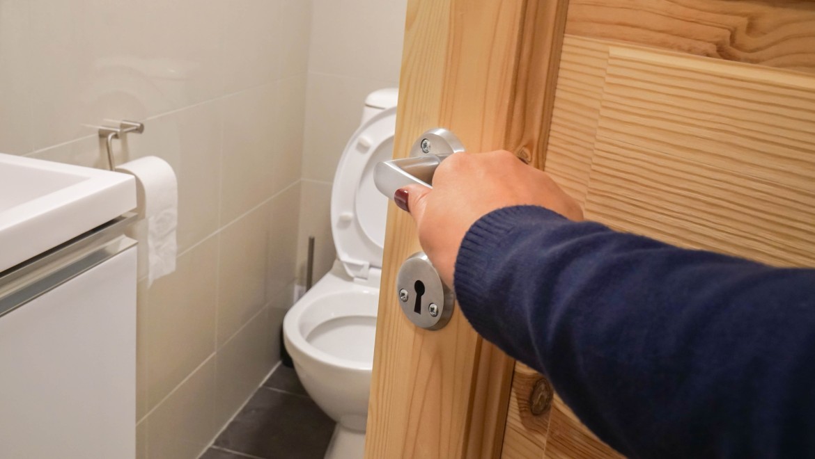 Porta del bagno che si apre verso l’interno