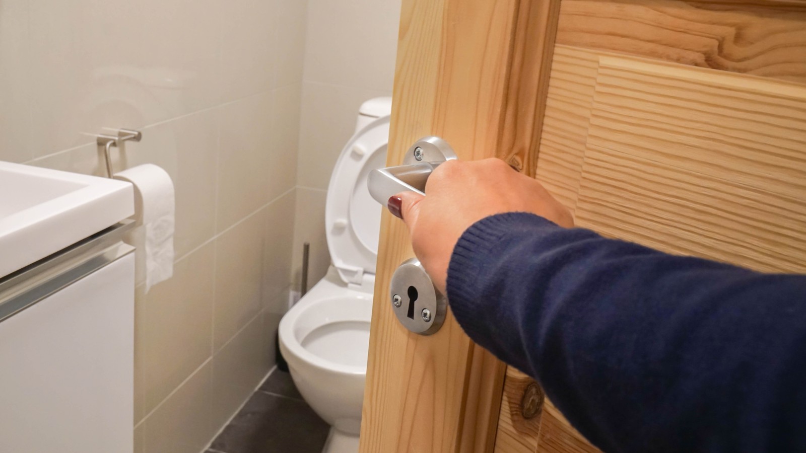 Badezimmertür, die nach innen öffnet Badezimmertür, die nach innen öffnet