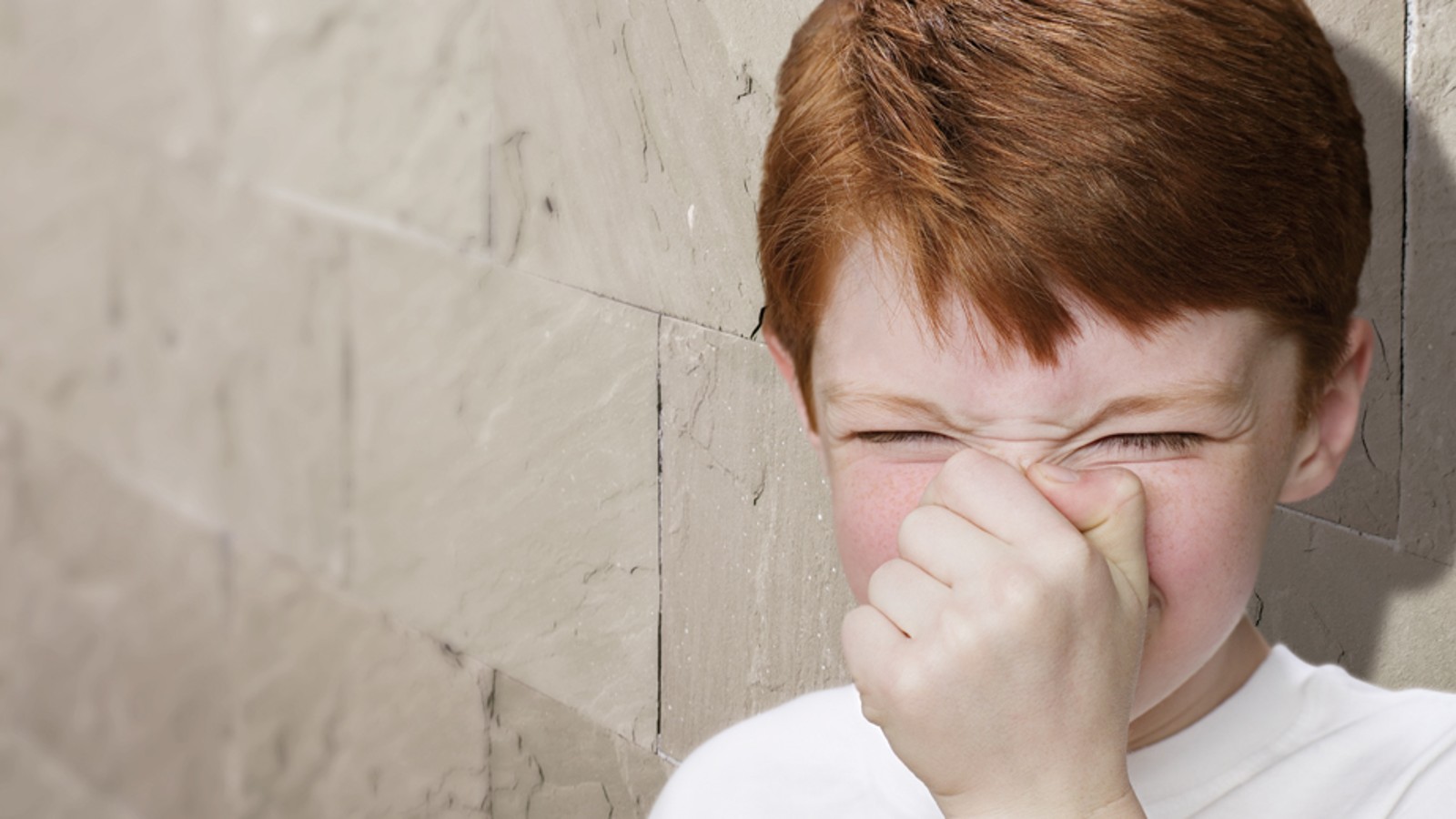Il bambino si tappa il naso Il bambino si tappa il naso