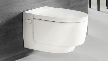 Geberit AquaClean Mera in bianco con comando d'uso a distanza Sigma70