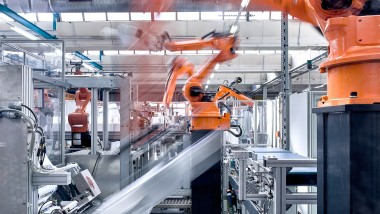 Roboterarme am Fliessband in der Produktionshalle für Geberit Unterputzspülkästen (© Geberit)