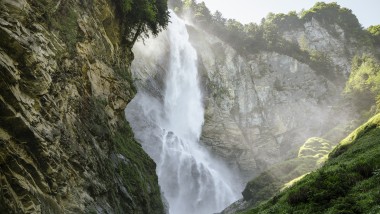 Imponente cascata in un paesaggio naturale (© Geberit)