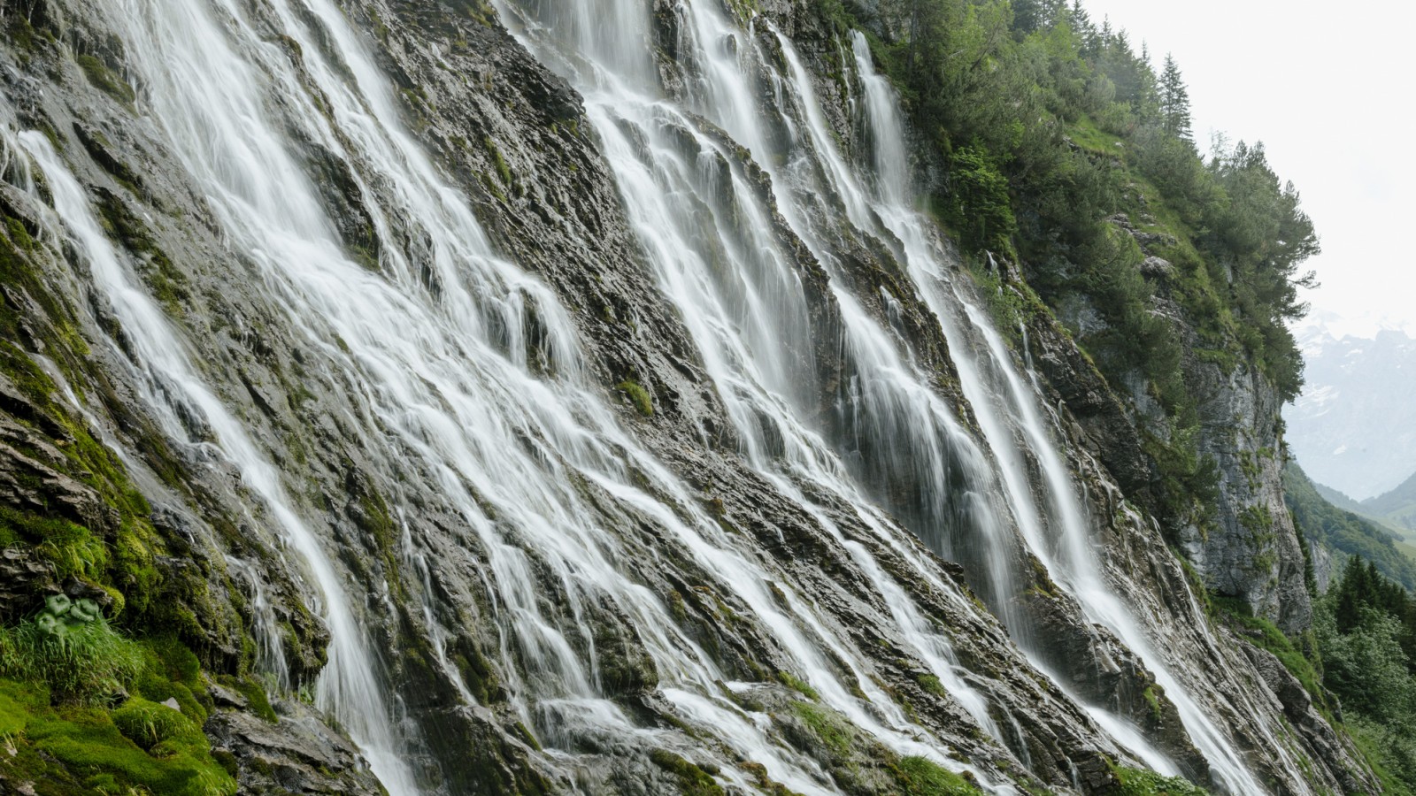 Impressionante cascata in un paesaggio verde (© Geberit) Impressionante cascata in un paesaggio verde (© Geberit)