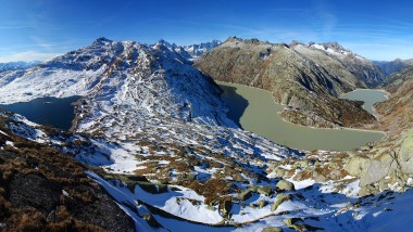 Un paesaggio invernale nella regione del Grimsel (© Kraftwerke Oberhasli AG) osservato dalla cima di una montagna