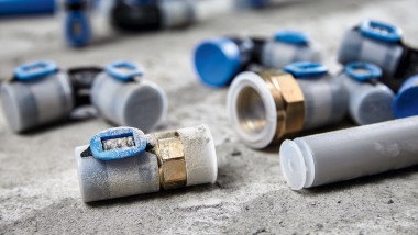 Les raccords et tubes Geberit FlowFit sont protégés contre les salissures par des capuchons