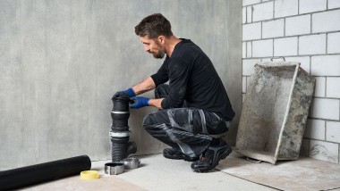 Un operaio durante un'installazione