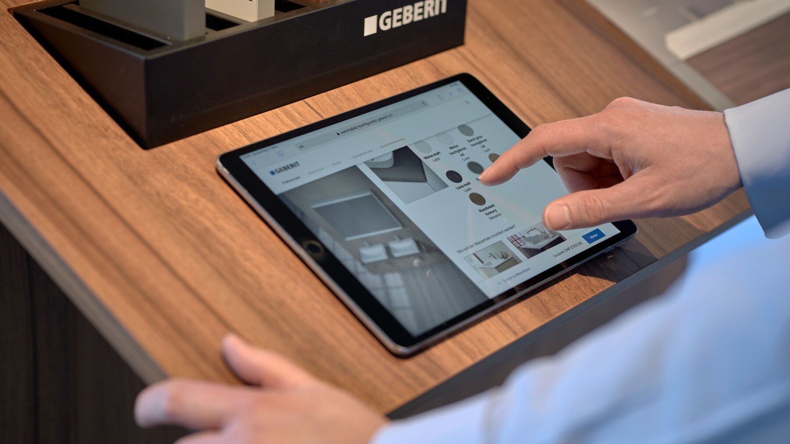 Un homme avec une tablette sélectionne des produits dans un configurateur Un homme avec une tablette sélectionne des produits dans un configurateur