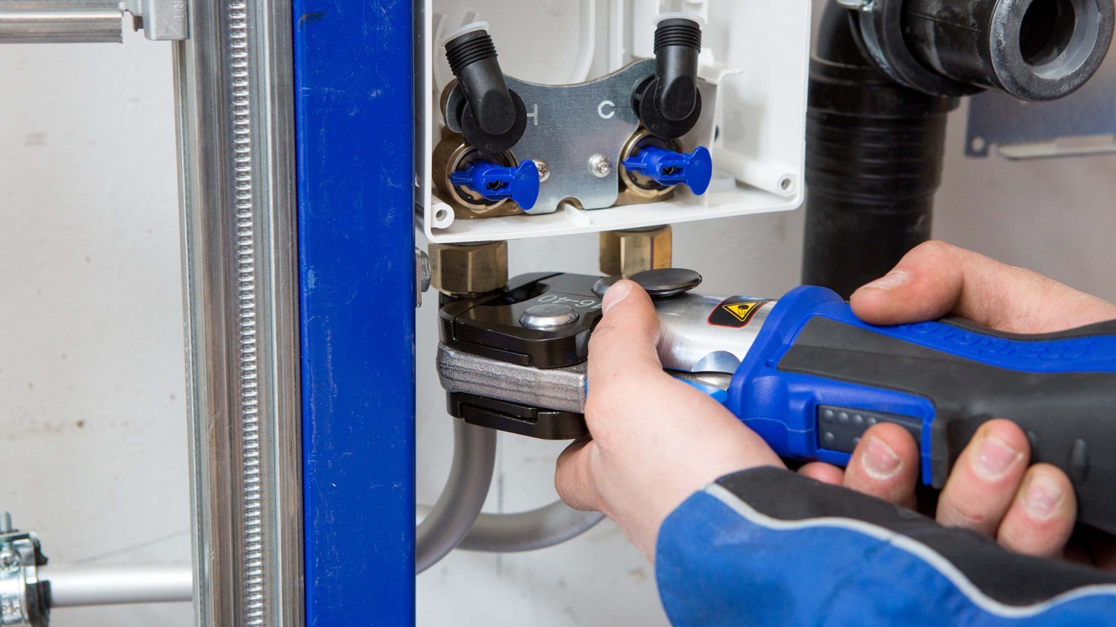 Geberit FlowFit è semplice e veloce da installare. (© Geberit) Geberit FlowFit è semplice e veloce da installare. (© Geberit)