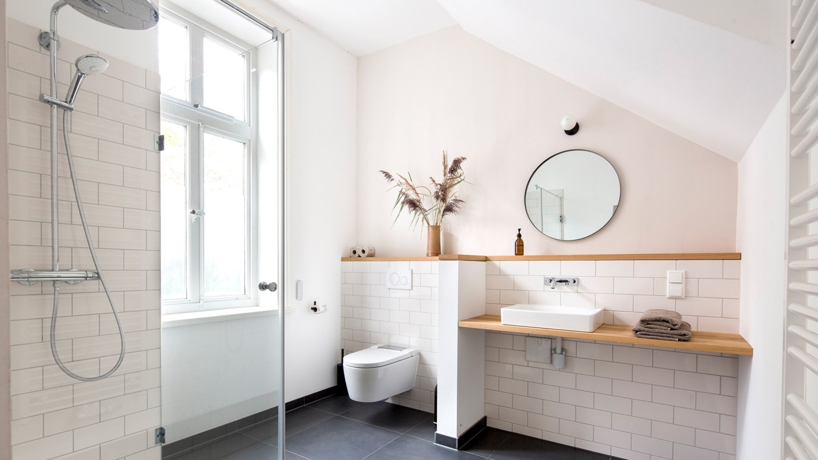Nei bagni degli ospiti sono stati installati il lavabo Geberit ONE e il rubinetto a parete ONE. Il WCdoccetta Geberit AquaClean Sela offre quel piccolo comfort in più.(© Geberit) Nei bagni degli ospiti sono stati installati il lavabo Geberit ONE e il rubinetto a parete ONE. Il WCdoccetta Geberit AquaClean Sela offre quel piccolo comfort in più.(© Geberit)