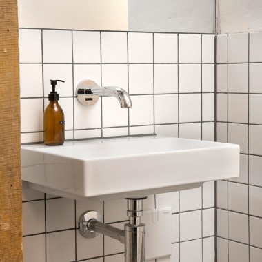 I rubinetti senza contatto Geberit Piave nei locali sanitari sono particolarmente igienici. Non è necessario alcun contatto manuale per aprire il rubinetto.