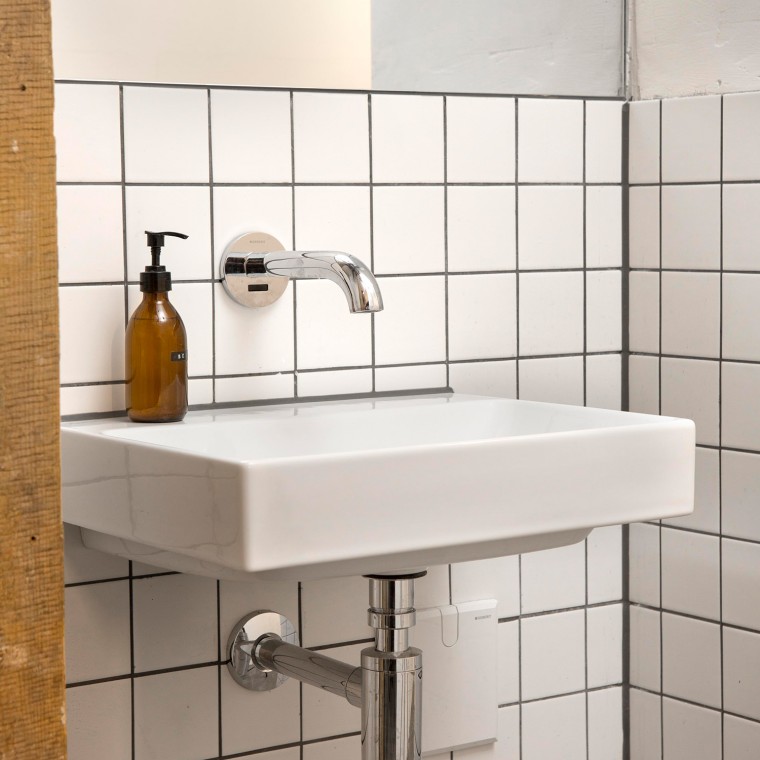 I rubinetti senza contatto Geberit Piave nei locali sanitari sono particolarmente igienici. Non è necessario alcun contatto manuale per aprire il rubinetto. I rubinetti senza contatto Geberit Piave nei locali sanitari sono particolarmente igienici. Non è necessario alcun contatto manuale per aprire il rubinetto.