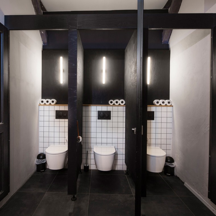 I locali sanitari con prodotti Geberit danno un tocco di modernità alla tradizionale casa padronale. I locali sanitari con prodotti Geberit danno un tocco di modernità alla tradizionale casa padronale.
