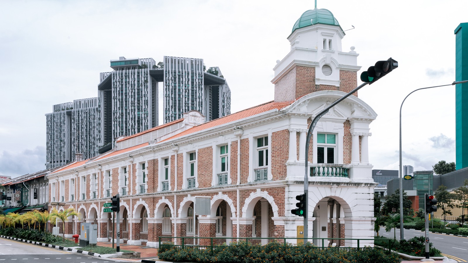 Das Restaurant Born befindet sich im Jinrikisha-Bahnhof, einem der wenigen historischen Gebäude in Singapur. Es gehört Schauspieler Jackie Chan (© Owen Raggett) Das Restaurant Born befindet sich im Jinrikisha-Bahnhof, einem der wenigen historischen Gebäude in Singapur. Es gehört Schauspieler Jackie Chan (© Owen Raggett)