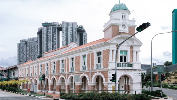 Il ristorante BORN si trova nella stazione ferroviaria di Jinrikisha, uno dei pochi edifici storici di Singapore. Esso appartiene all’attore Jackie Chan. (© Owen Raggett)