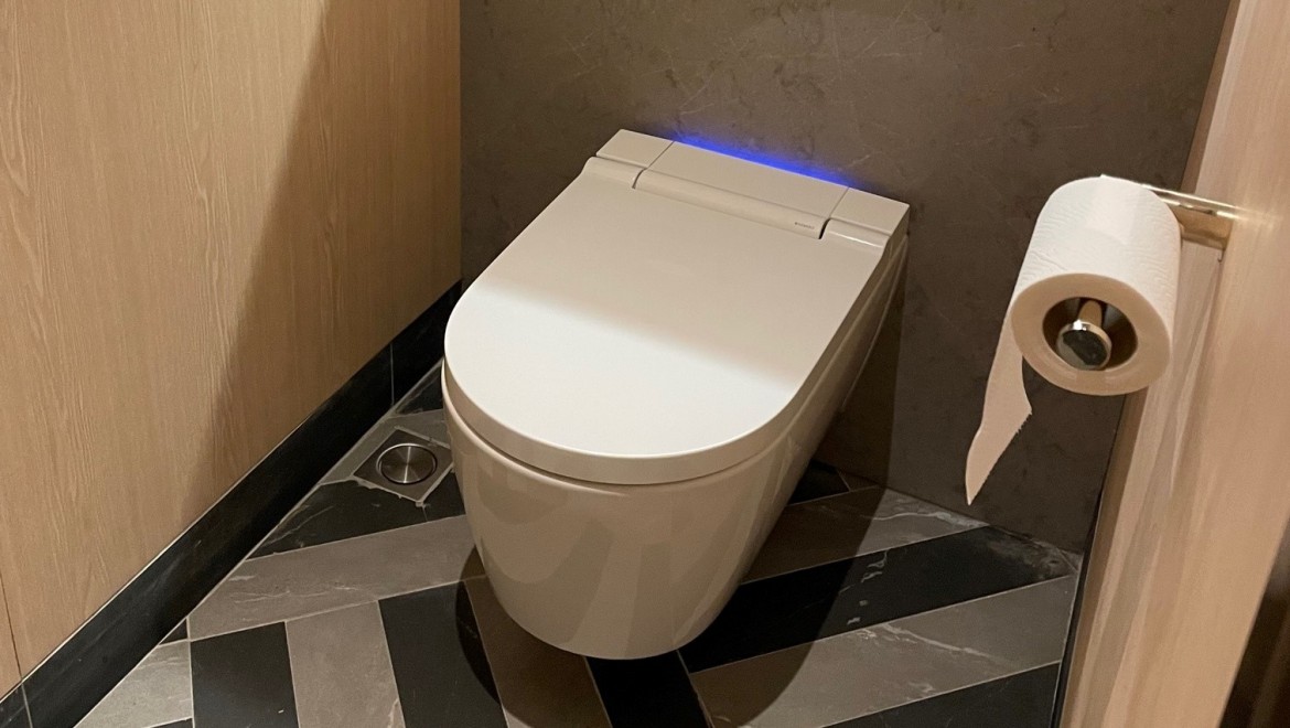 Die Toiletten sind unter anderem mit Geberit AquaClean Sela Dusch-WCs und Geberit Urinalen ausgestattet (© Owen Raggett)