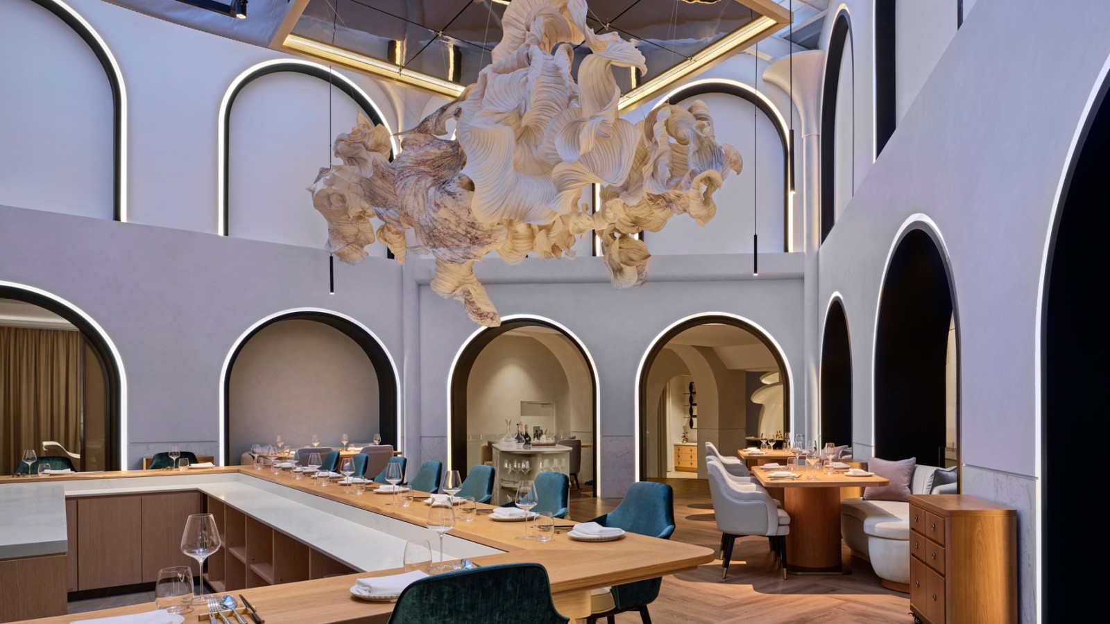 Eine Wolke aus Papier schwebt über dem Hauptspeisesaal des neuen Singapurer Sternerestaurants Born (© Owen Raggett) Eine Wolke aus Papier schwebt über dem Hauptspeisesaal des neuen Singapurer Sternerestaurants Born (© Owen Raggett)