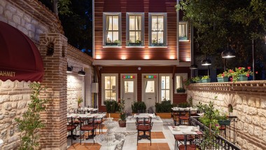 Der Innenhof des Hotels Turkish House in Istanbul kombiniert bauliche und dekorative Elemente aus verschiedenen Epochen (© Hotel Turkish House)
