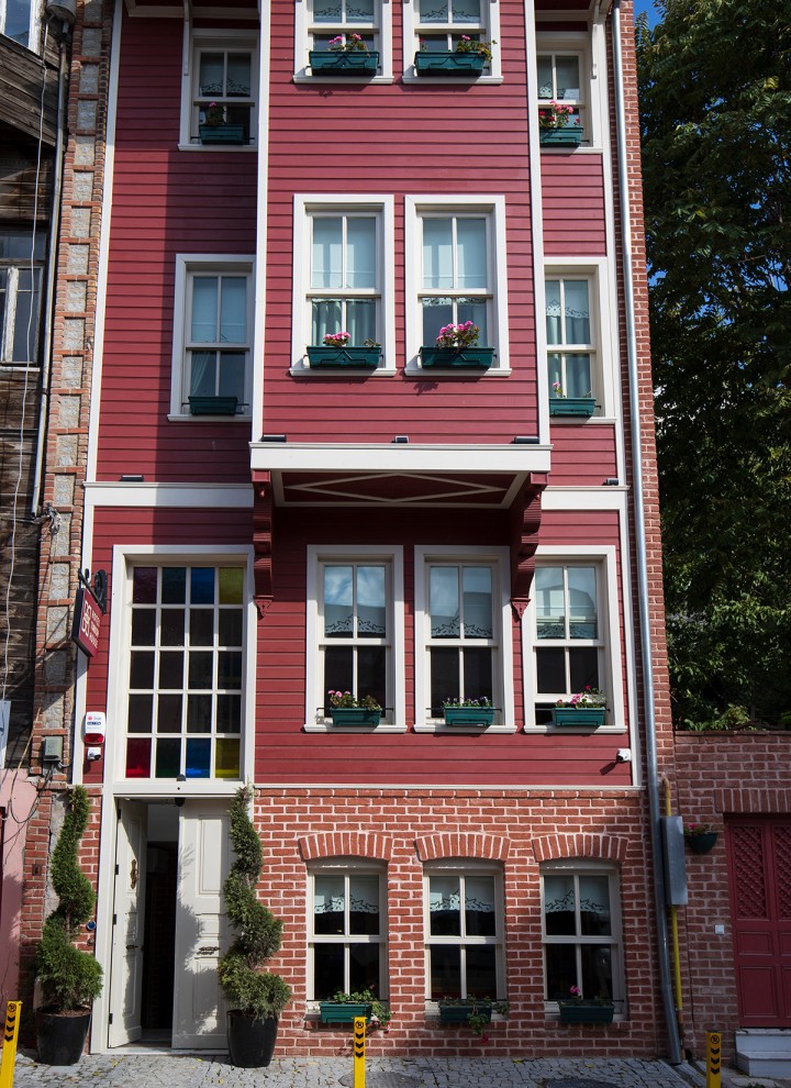 Prima e dopo. L’edificio come era prima della conversione e all’inaugurazione nel 2022. (© Haydar Erçin) Prima e dopo. L’edificio come era prima della conversione e all’inaugurazione nel 2022. (© Haydar Erçin)