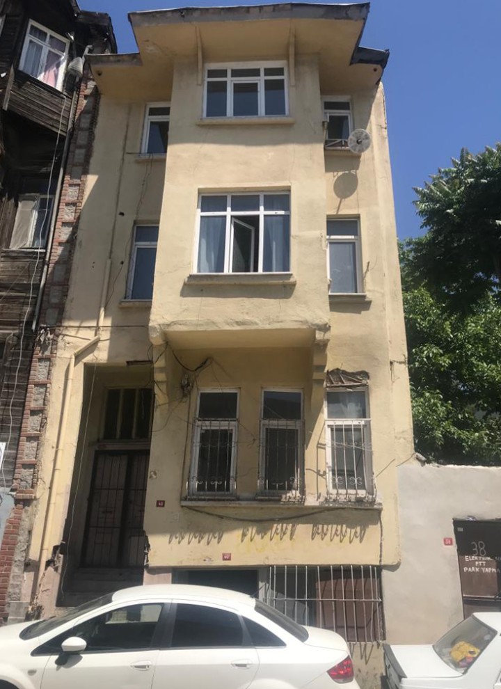 Prima e dopo. L’edificio come era prima della conversione e all’inaugurazione nel 2022. (© Hotel Turkish House) Prima e dopo. L’edificio come era prima della conversione e all’inaugurazione nel 2022. (© Hotel Turkish House)