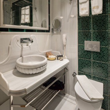 Geberit assure le confort moderne dans les salles de bains des invités. Comme il est important pour l'architecte d'utiliser l'eau avec parcimonie, le rinçage à deux quantités a été installé partout (© Hotel Turkish House)