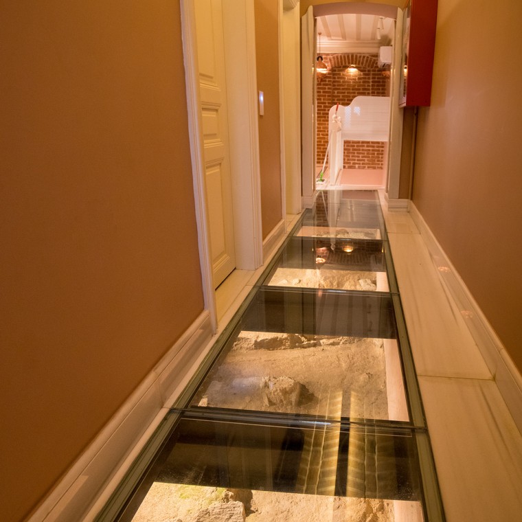 Nei corridoi del piano terra, sotto il pavimento vetrato, sono visibili gli antichi resti delle mura del palazzo. (© Hande Erçin) Nei corridoi del piano terra, sotto il pavimento vetrato, sono visibili gli antichi resti delle mura del palazzo. (© Hande Erçin)